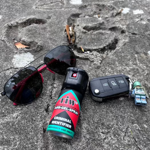Farb-Gel Criminal Identifier Spray Ireland presented along sunglasses and car keys
